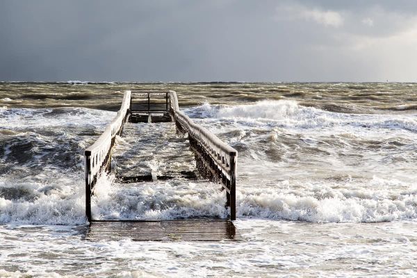 Brücke Eckernförder Strand bei Orkan mit Eiszapfen